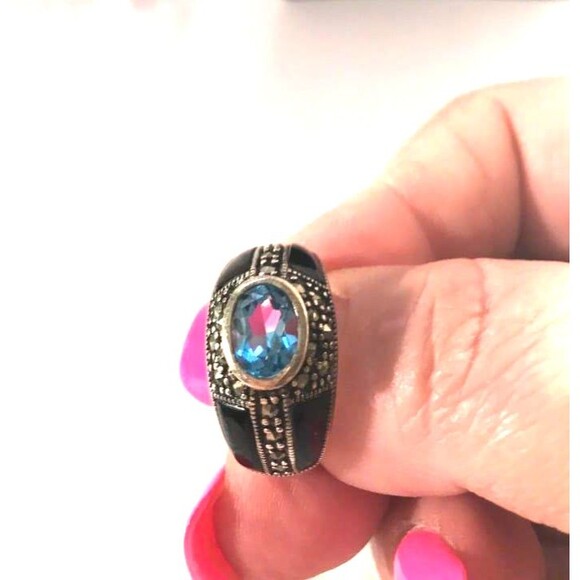 Beautiful Blue Topaz and Black Onyx Ring set in Sterling Silver - Picture 5 of 6